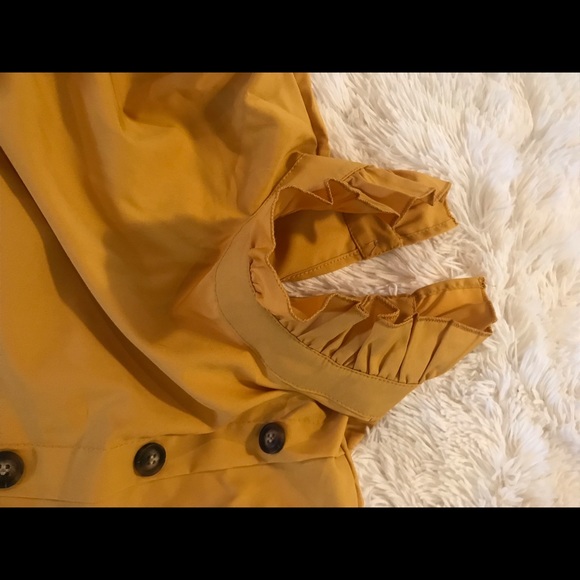 Button detail ruffle neck blouse - Picture 5 of 6